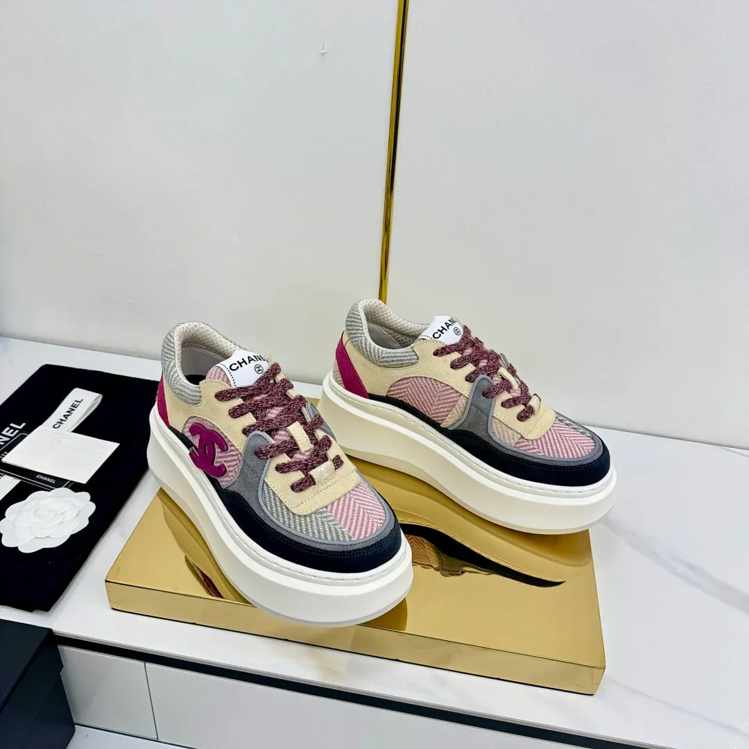 👟👟Ex-factory price 600👟👟 Upgraded version, upgraded version, upgraded version! No rebuttal accepted! ! ! ! Chanel Chanel panda shoes! 2025 counter's top casual sports shoes. This classic design; the upper is electro-embroidered with a variety of techniques; the outsole is fashionable and sporty; the unusual inclusion of a variety of color matching elements... The diversified mix and match is very good-looking and versatile, and can be used for leisure, fashion, sports, and outdoor... ꫛꫀꪝ Go➫ Materials: ❶Upper made of: original imported first-layer silk cowhide + original waterproof cloth + original first-layer cowhide ❷Inner lining: Original Yangli+Net ❸Outsole based on: Original TPU combination outsole Counter boutique packaging complete set for women 35–41 👉 👉 👉 👉 👉